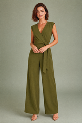 Fließender Jumpsuit mit V-Ausschnitt