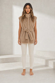 Gilet fausse fourrure camel ceinturé | Lounelle Paris