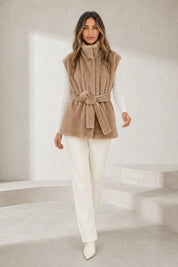 Gilet fausse fourrure camel ceinturé | Lounelle Paris