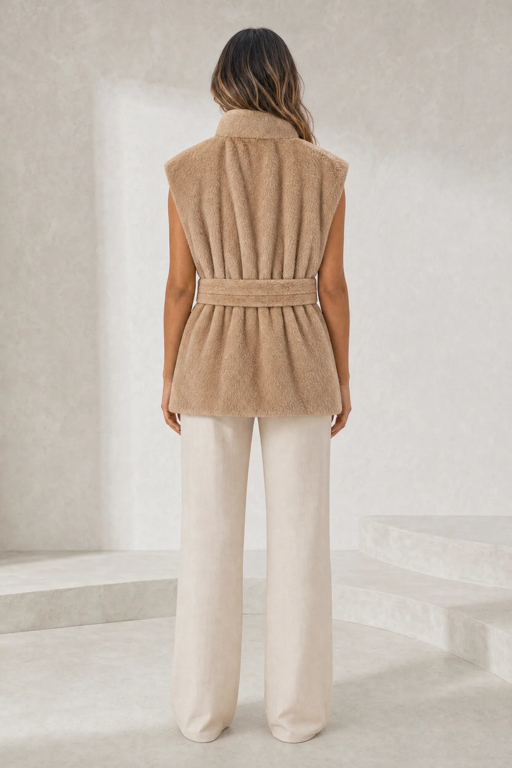 Gilet fausse fourrure camel ceinturé | Lounelle Paris