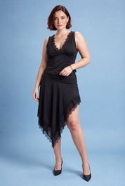 Ensemble noir à dentelle asymétrique | Porté sur une silhouette plus ronde | Lounelle Paris