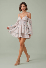 Fließendes Kleid mit Trägern und Rüschen