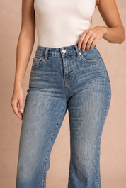 Jean bleu taille haute évasé | Vue rapprochée | Lounelle Paris