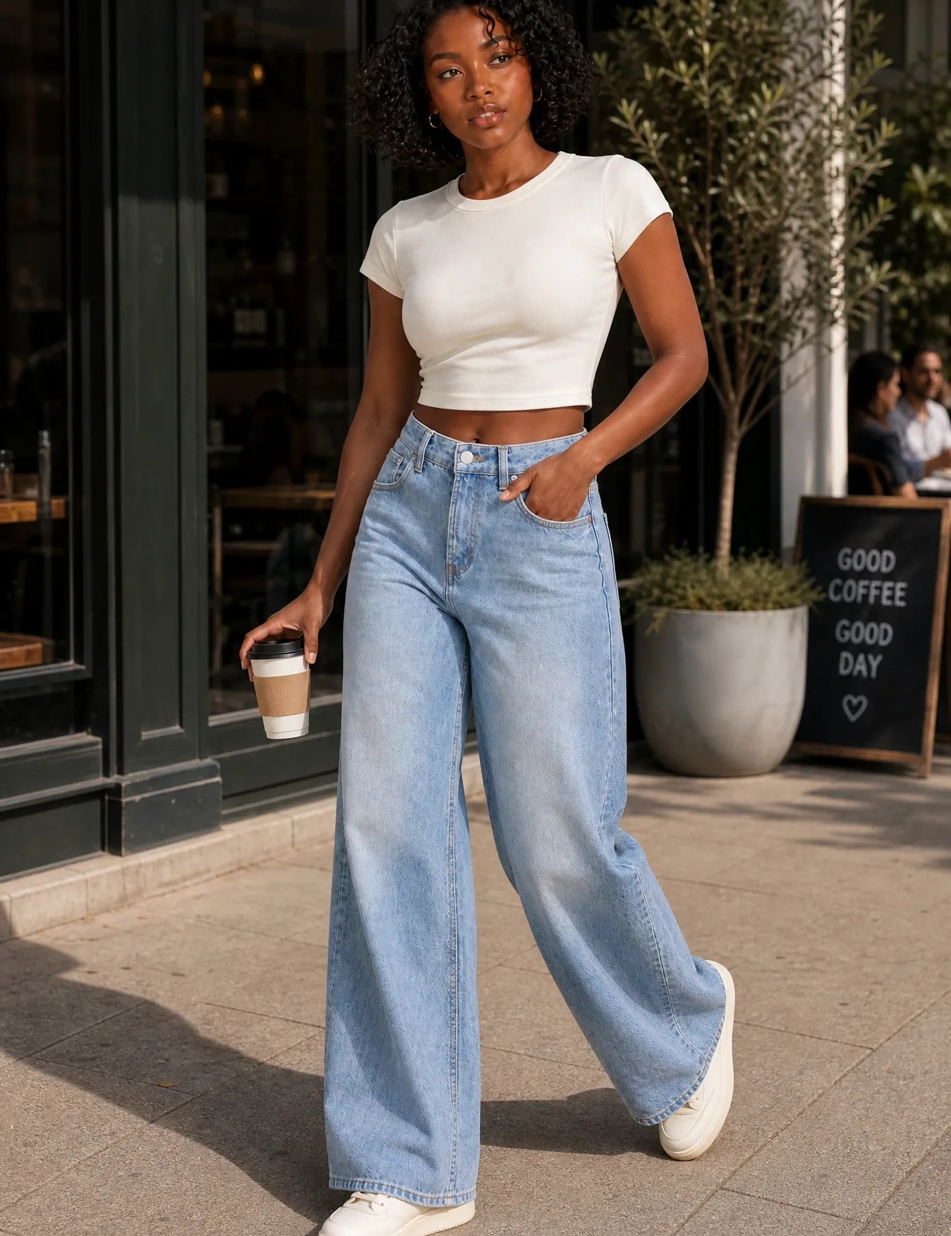 Jean bleu clair coupe ample | Photo lifestyle | Lounelle Paris