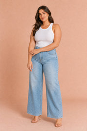 Jean bleu clair taille haute large | Porté sur une silhouette plus ronde | Lounelle Paris