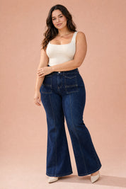 Jean bleu foncé taille haute évasé | Porté sur une silhouette plus ronde | Lounelle Paris