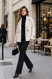 Manteau court écru double boutonnage | Photo lifestyle | Lounelle Paris
