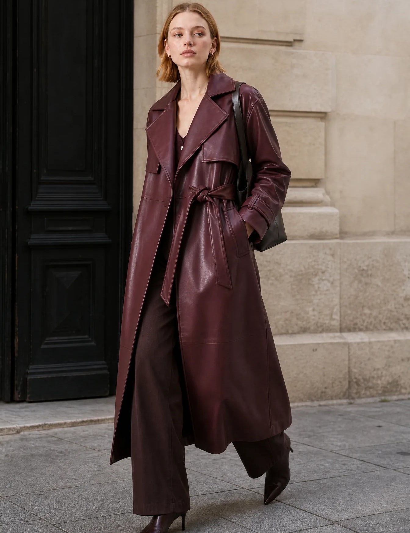 Manteau long effet cuir ceinturé | Photo lifestyle | Lounelle Paris