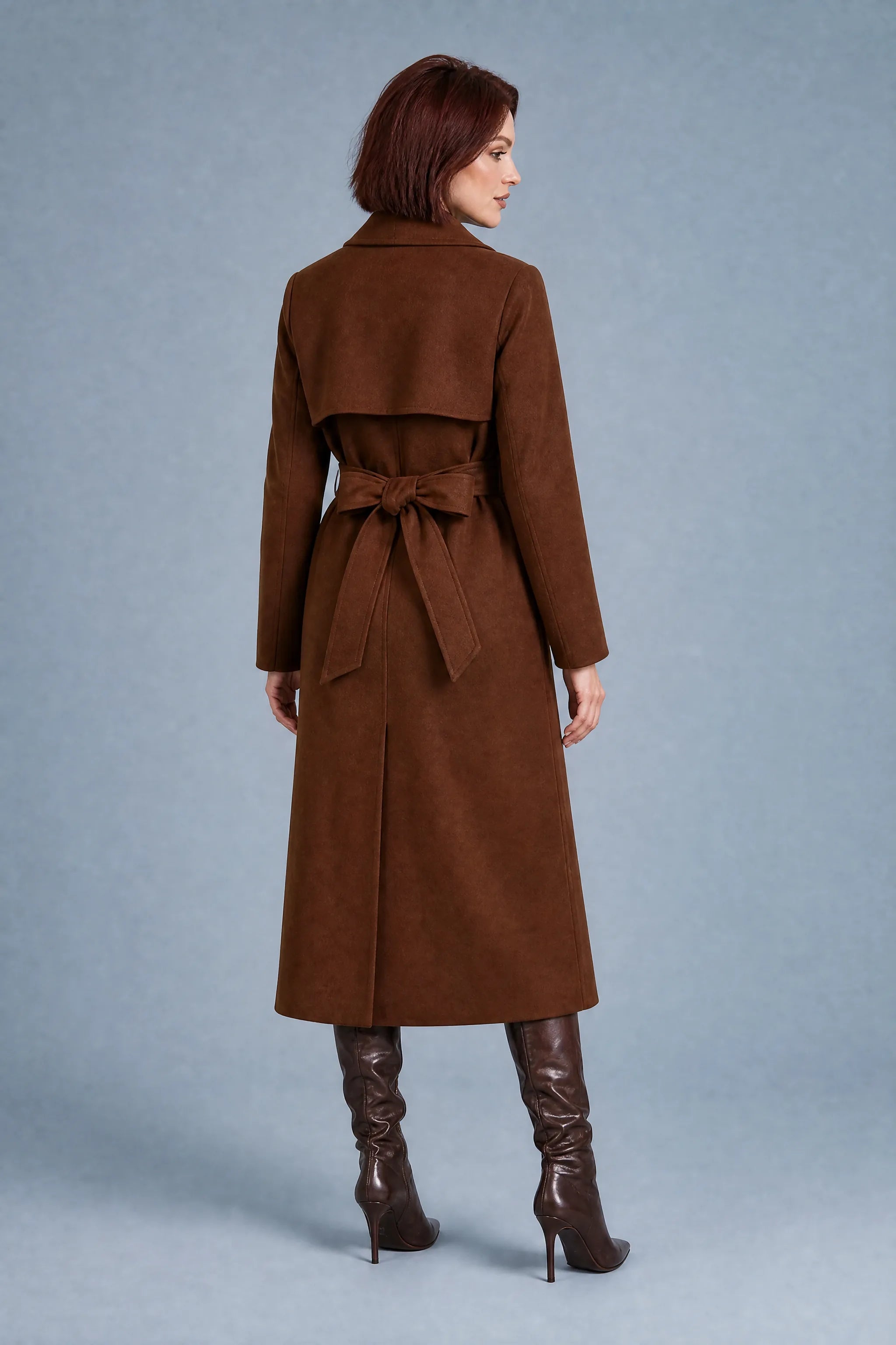 Manteau long marron ceinturé | Vue de dos | Lounelle Paris