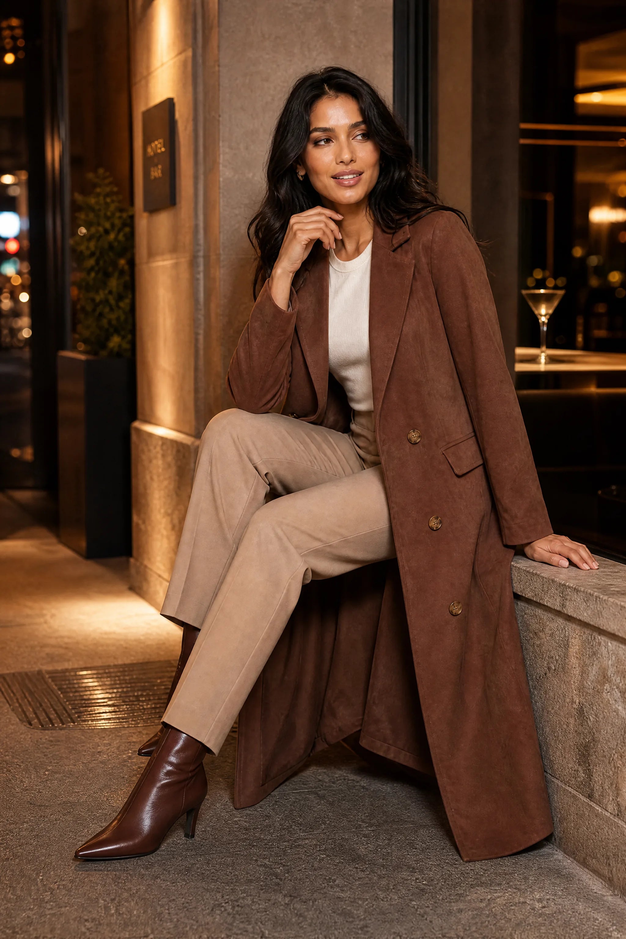 Manteau long marron effet suédine | Deuxième photo lifestyle | Lounelle Paris