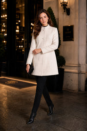 Manteau mi-long à col montant | Deuxième photo lifestyle | Lounelle Paris