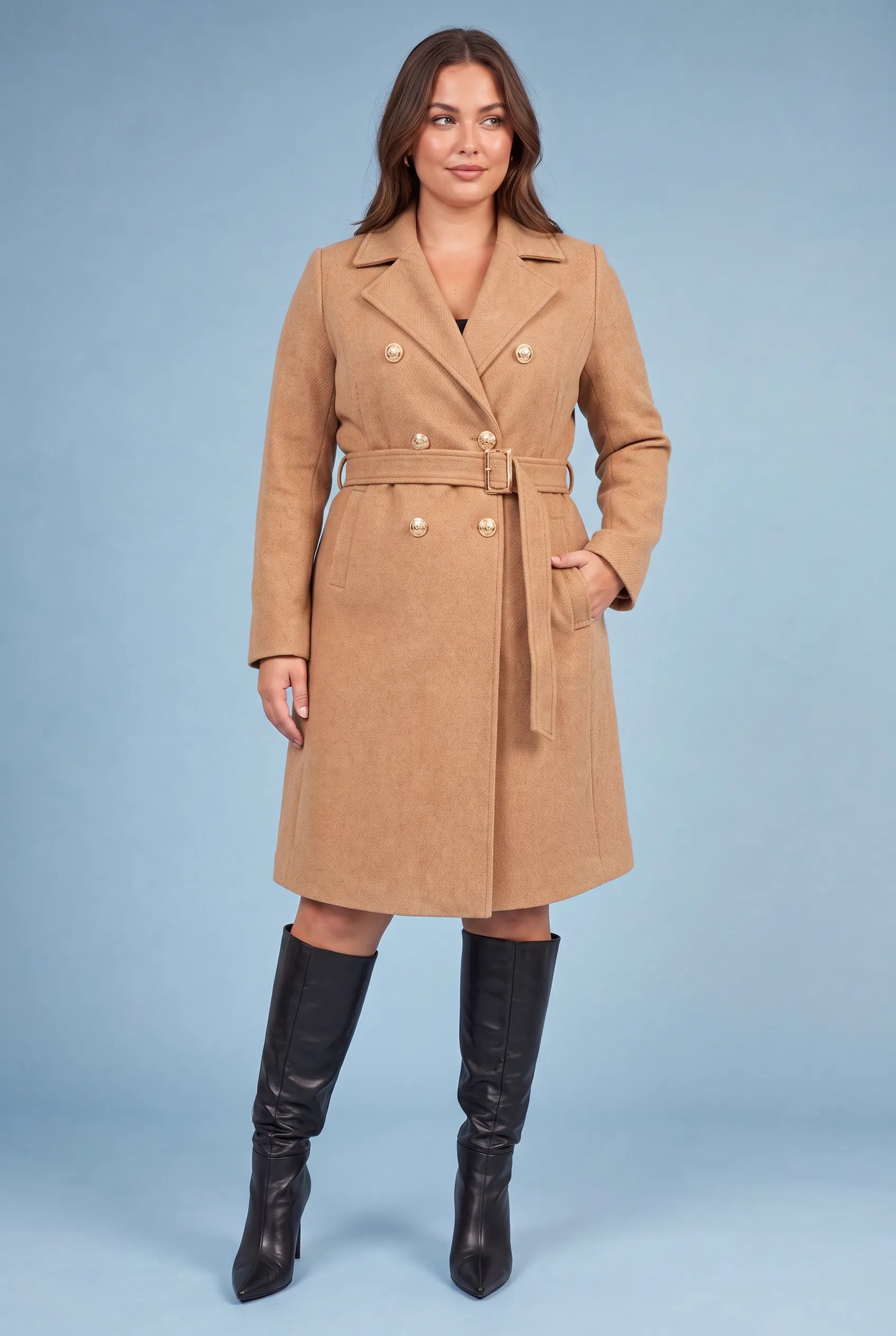 Manteau mi-long ceinturé col tailleur | Porté sur une silhouette plus ronde | Lounelle Paris