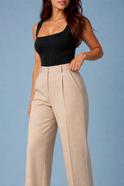 Pantalon beige coupe droite plissé | Vue rapprochée | Lounelle Paris