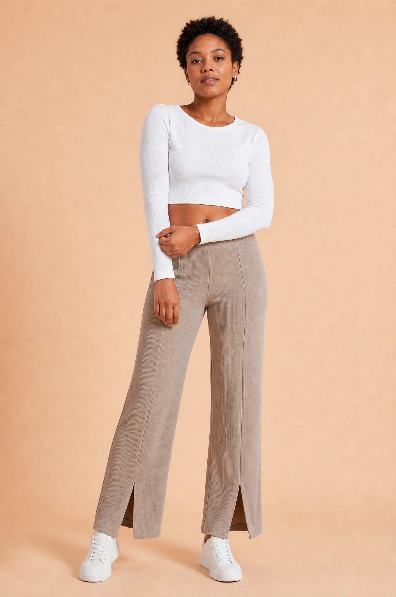 Pantalon beige taille haute fendu | Porté sur une autre silhouette | Lounelle Paris
