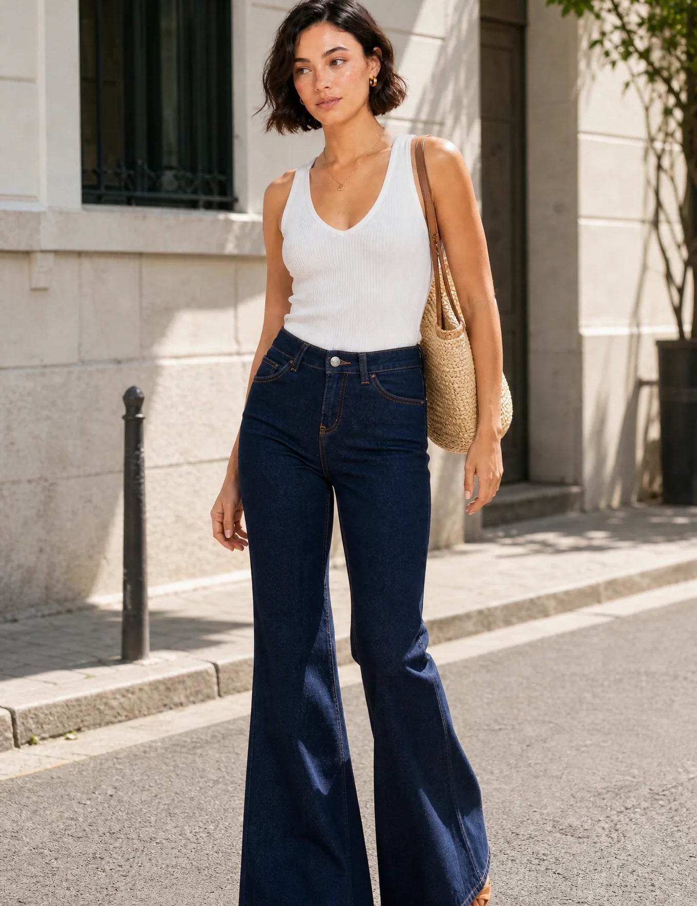 Pantalon bleu foncé évasé taille mi-haute | Photo lifestyle | Lounelle Paris