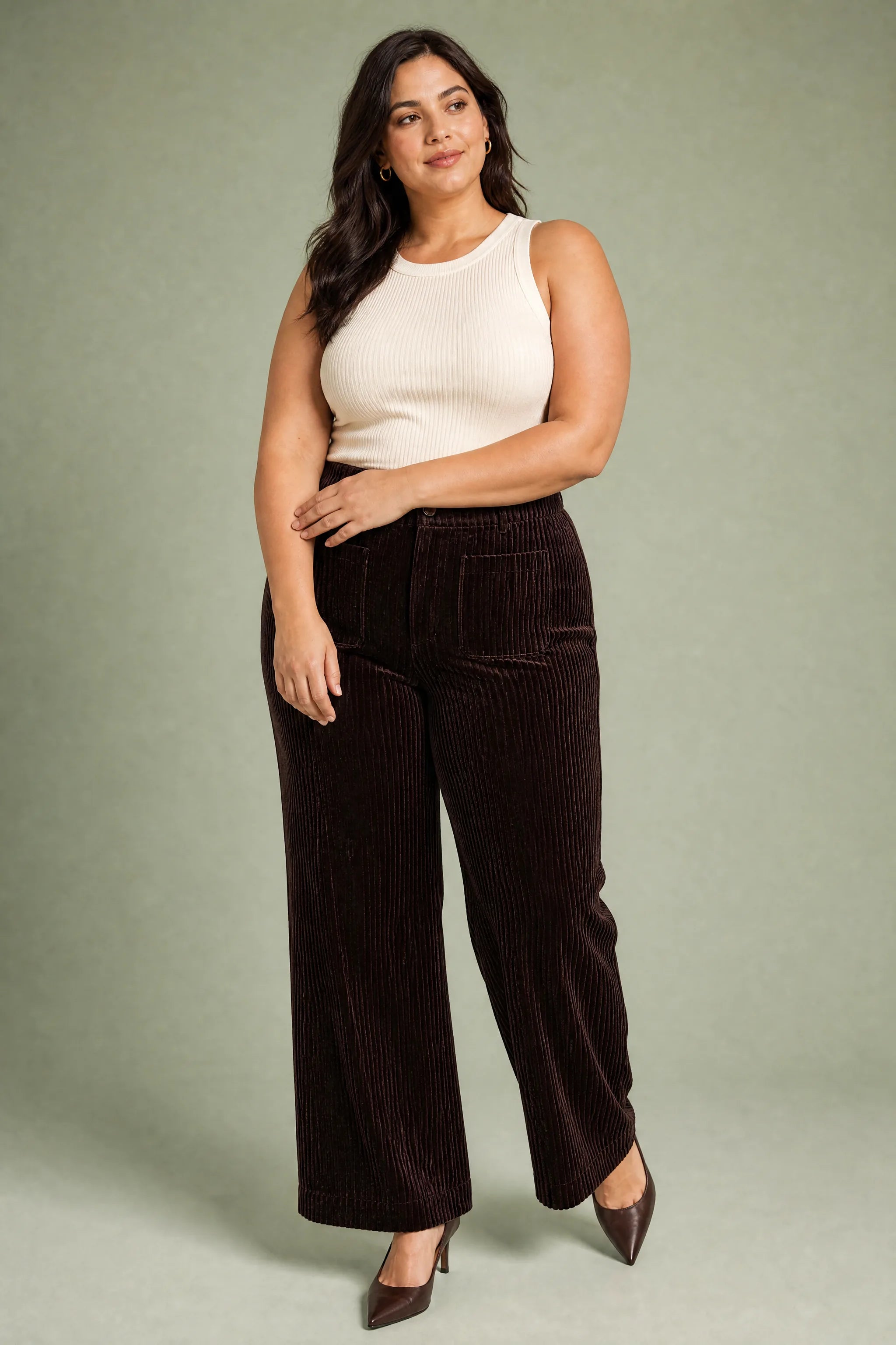 Pantalon café taille haute coupe ample | Porté sur une silhouette plus ronde | Lounelle Paris