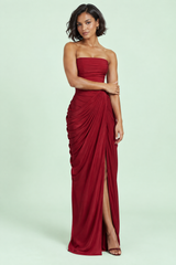 Bordeauxfarbenes gerafftes Maxikleid mit hohem Ausschnitt und Schlitz