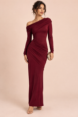 Bordeauxfarbenes Maxikleid mit One-Shoulder-Ausschnitt, langen Ärmeln und Raffungen