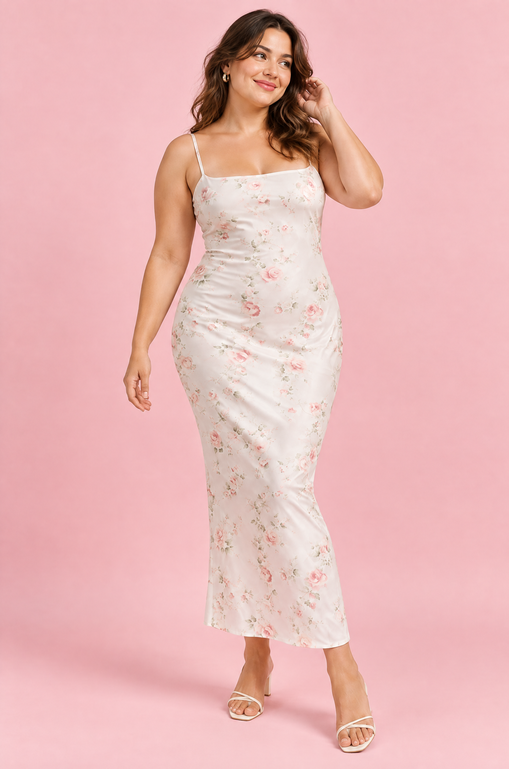 Robe longue blanc cassé à imprimé floral et sequins, col carré | Porté sur une silhouette plus ronde | Lounelle Paris