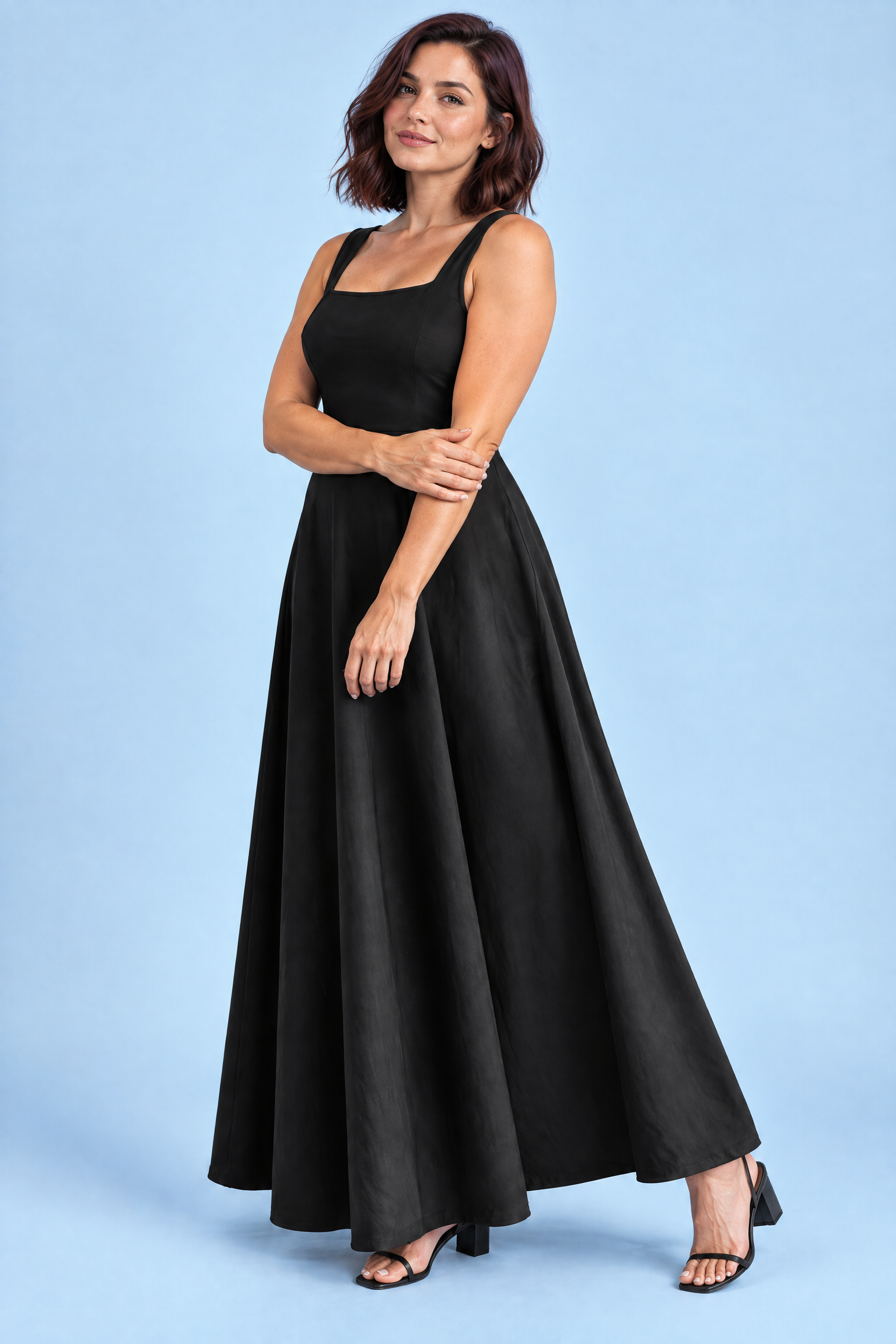 Robe midi noire à encolure cœur | Porté sur une autre silhouette | Lounelle Paris