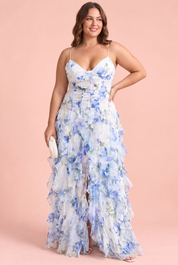 Robe longue bleue asymétrique à manches cape et imprimé lys | Porté sur une silhouette plus ronde | Lounelle Paris