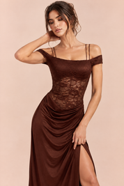 Robe longue marron en dentelle froncée | Vue rapprochée | Lounelle Paris