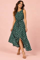 Grünes Maxikleid mit Polka-Dots, hochgeschlossenem Ausschnitt und Drapierung