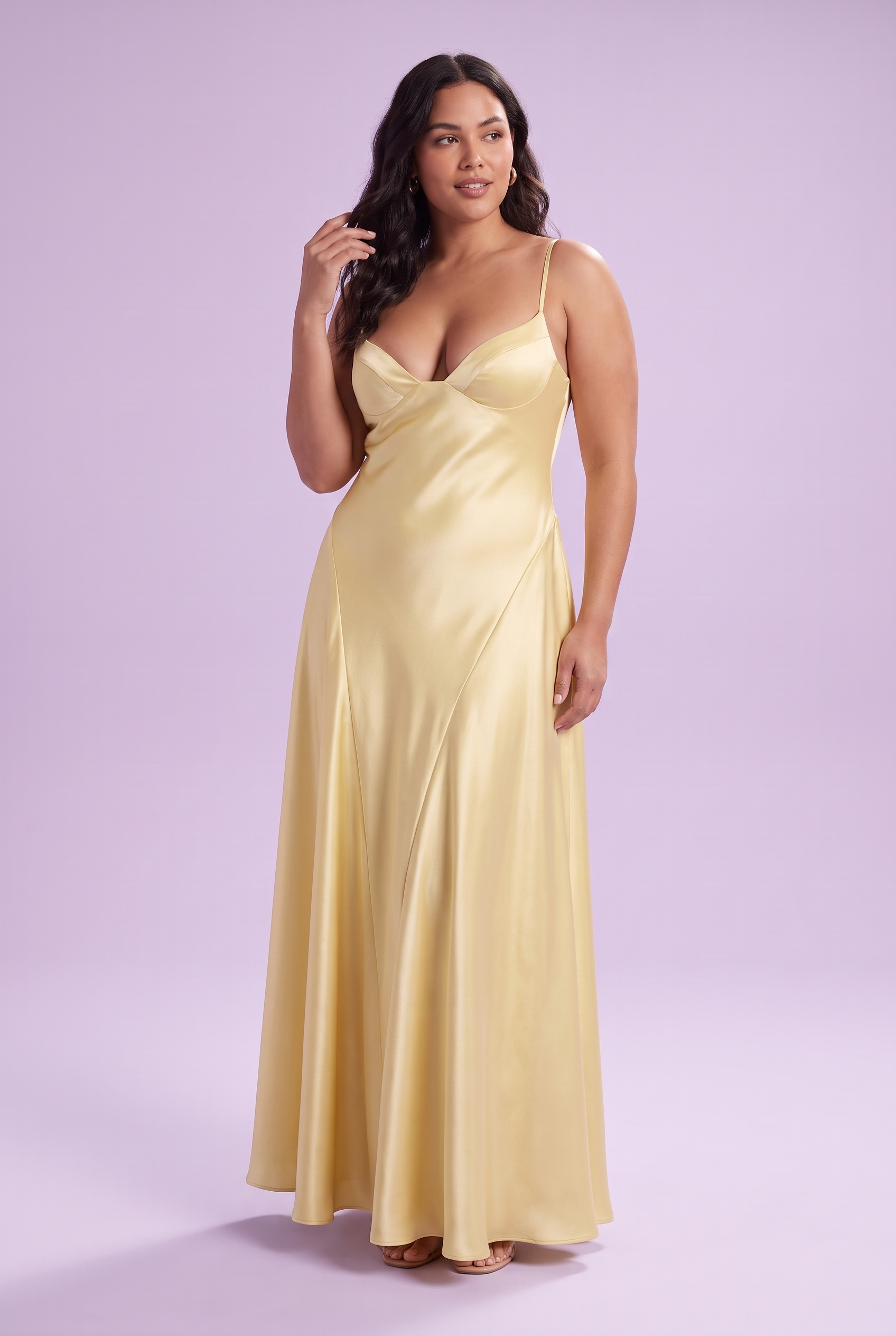 Robe longue satinée jaune pâle à col V | Porté sur une silhouette plus ronde | Lounelle Paris