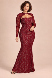 Robe longue en dentelle bordeaux à décolleté cœur | Porté sur une silhouette plus ronde | Lounelle Paris