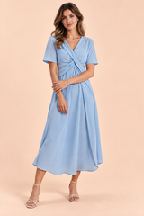 Hellblaues Wickelkleid mit V-Ausschnitt