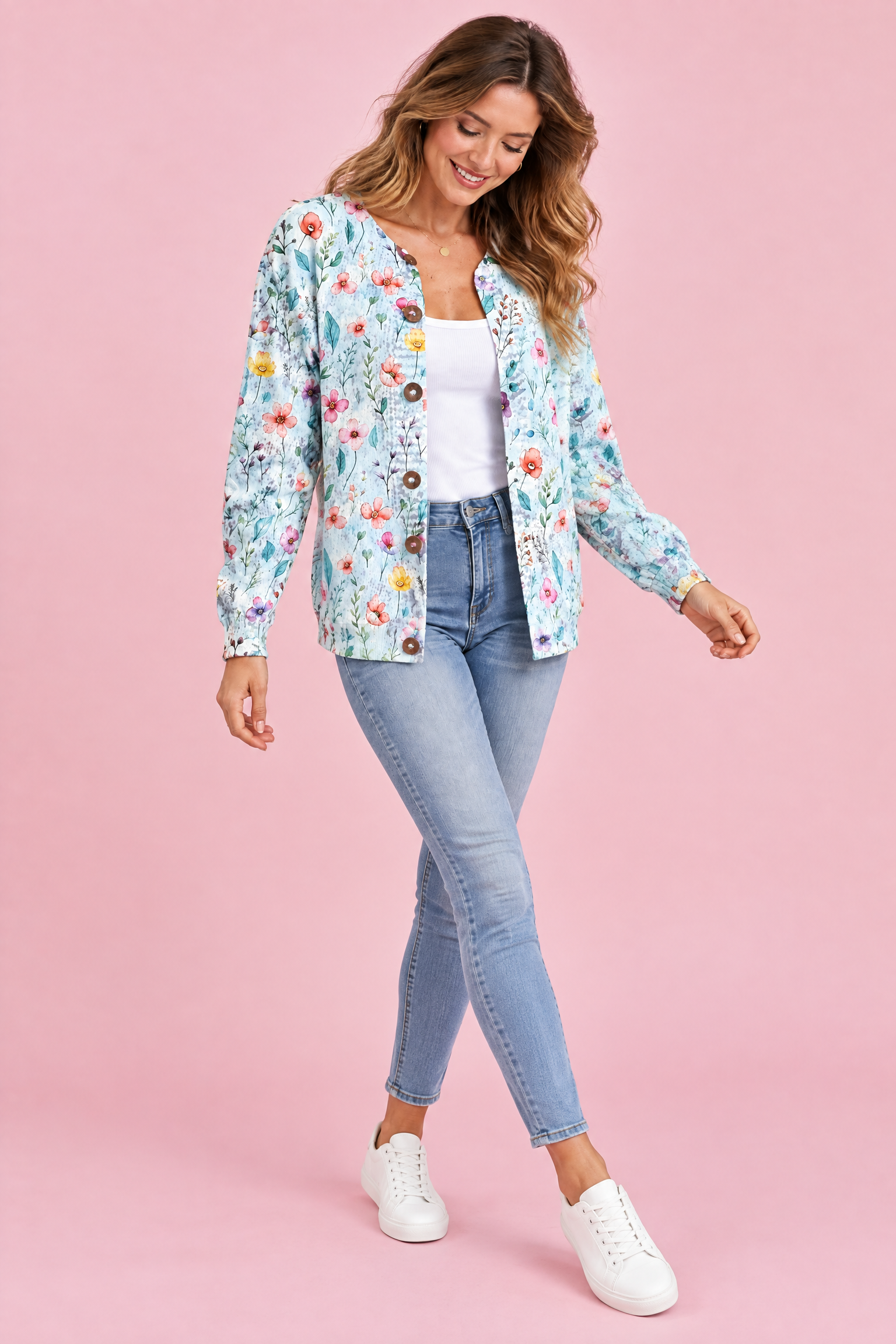 Cardigan bleu clair boutonné à col rond | Vue en mouvement | Lounelle Paris
