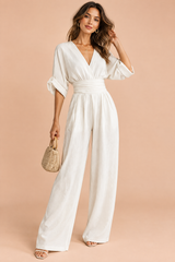 Weißer Jumpsuit mit V-Ausschnitt und weitem Bein