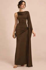 Braunes Maxikleid mit hochgeschlossenem Ausschnitt, Drapierungen und Cape-Ärmeln