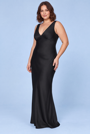 Robe longue noire dos nu à décolleté en V | Porté sur une silhouette plus ronde | Lounelle Paris