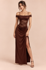 Braunes gerafftes Spitzen-Maxikleid