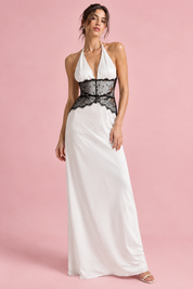 Robe longue blanche à encolure américaine et empiècement en dentelle | Vue de face | Lounelle Paris