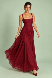 Robe longue bordeaux froncée à encolure carrée et coupe évasée | Vue en mouvement | Lounelle Paris