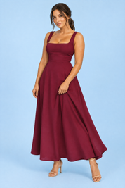 Robe midi bordeaux à fines bretelles et ourlet ample | Porté sur une autre silhouette | Lounelle Paris