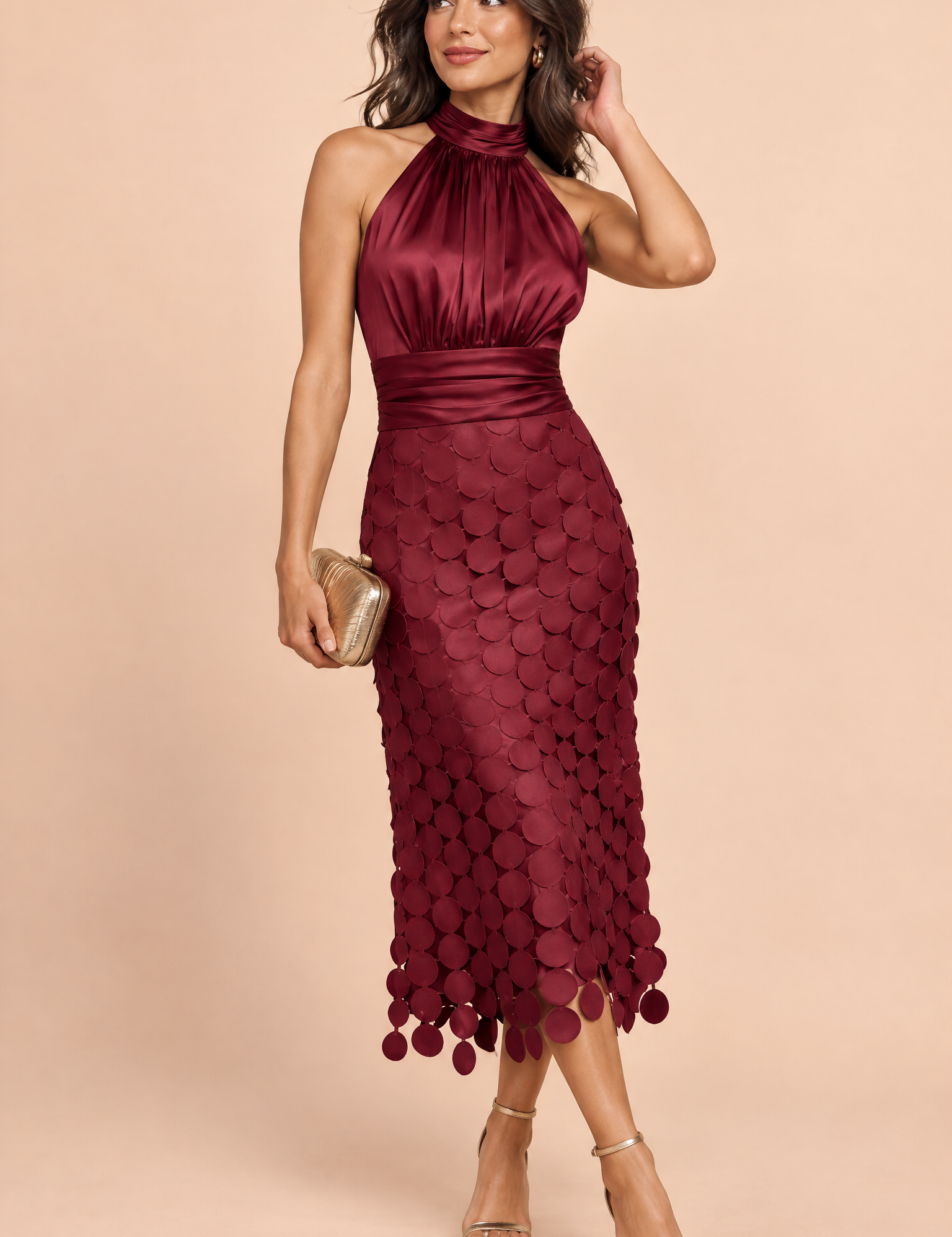 Robe midi bordeaux en satin à encolure américaine et jupe à panneaux | Vue de face | Lounelle Paris