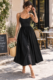 Robe midi noire plissée évasée | Photo lifestyle | Lounelle Paris