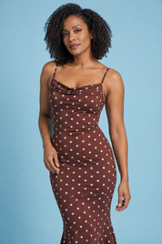 Robe longue sirène marron à pois et encolure drapée | Vue rapprochée | Lounelle Paris