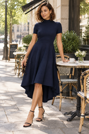 Robe midi asymétrique à col montant bleu marine | Photo lifestyle | Lounelle Paris