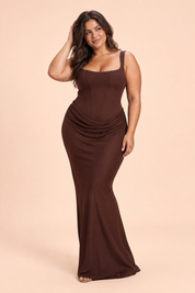 Robe longue marron froncée à encolure carrée | Porté sur une silhouette plus ronde | Lounelle Paris