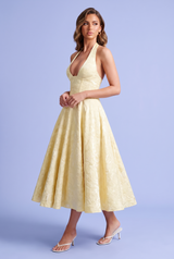 Gelbes A-Linien-Midikleid aus floraler Spitze mit V-Ausschnitt