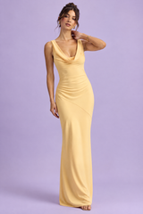 Gelbes gedrehtes asymmetrisches Maxikleid