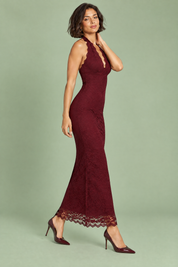 Robe longue en dentelle bordeaux à encolure asymétrique et détail au col | Vue de dos | Lounelle Paris
