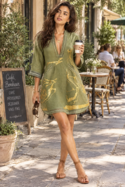 Robe courte fluide vert olive à col V | Photo lifestyle | Lounelle Paris