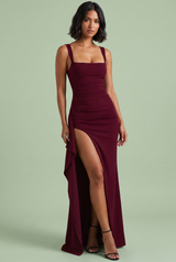 Langes bordeauxrotes figurbetontes Kleid mit eckigem Ausschnitt, tiefem Rückenausschnitt und hohem Schlitz