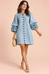 Hellblaues Shiftkleid mit Rüschenärmeln