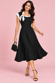 Robe midi noire trapèze à bordures contrastantes | Vue en mouvement | Lounelle Paris